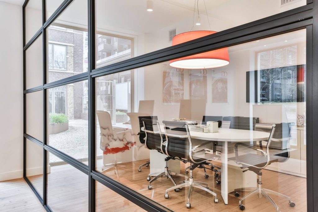 vergaderruimte met glazen wanden