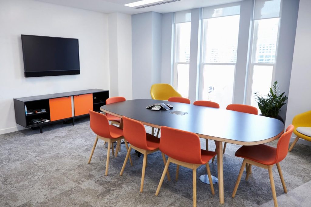 meeting ruimte met oranje stoelen