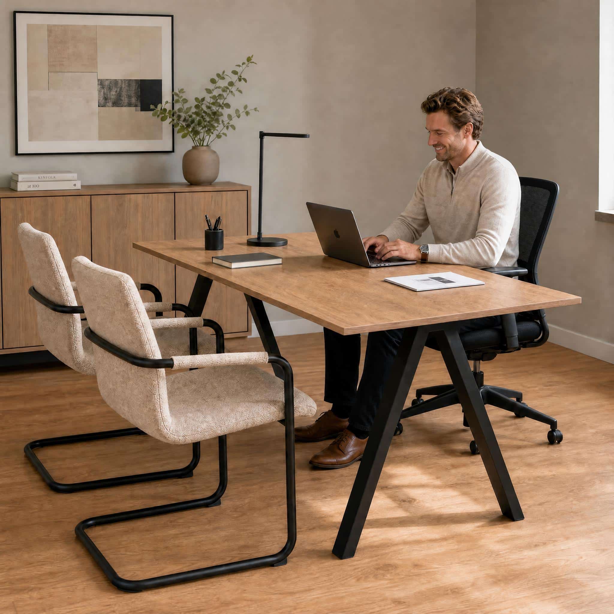 Fraaie werk- of vergadertafel op omgekeerde V poot