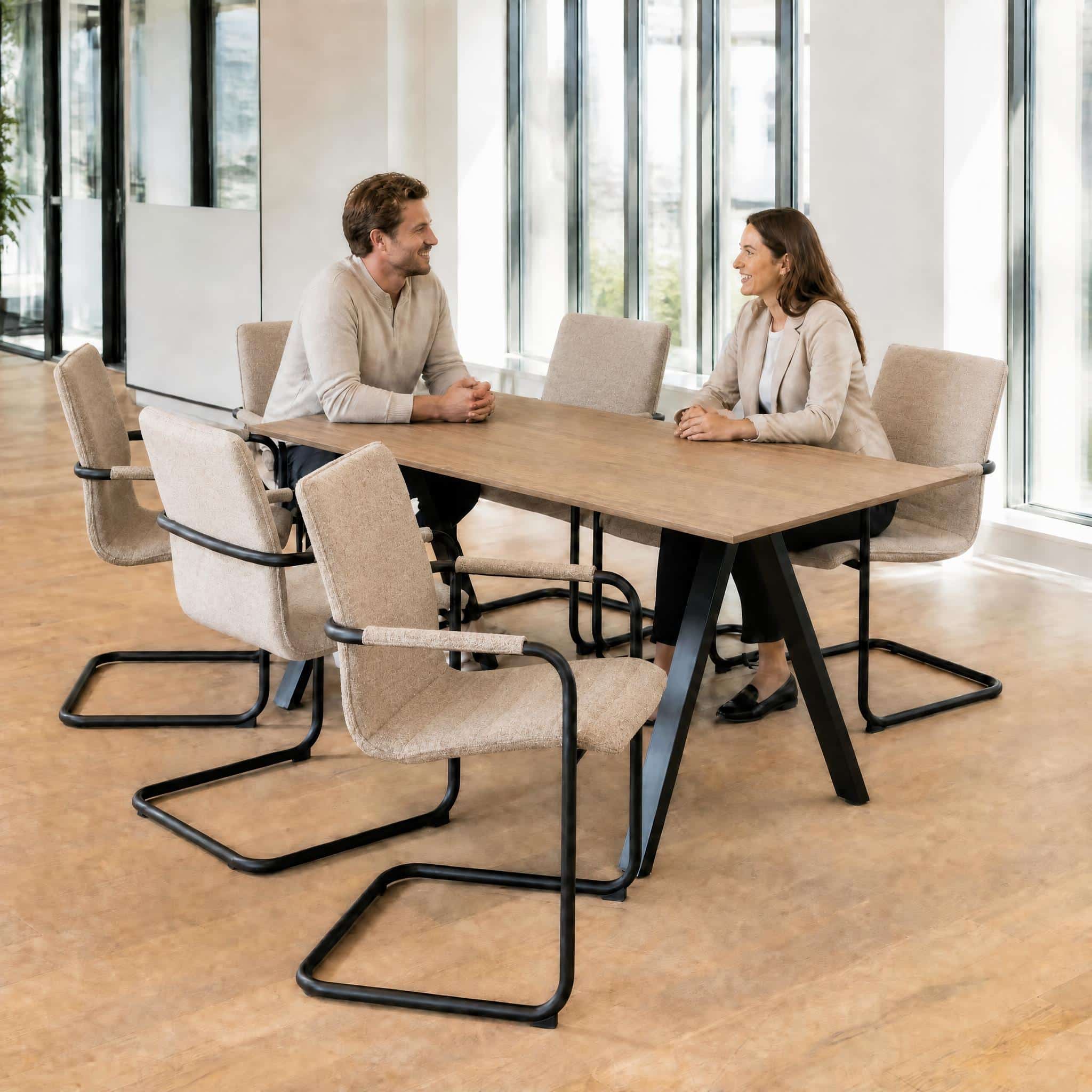 Fraaie werk- of vergadertafel op omgekeerde V poot
